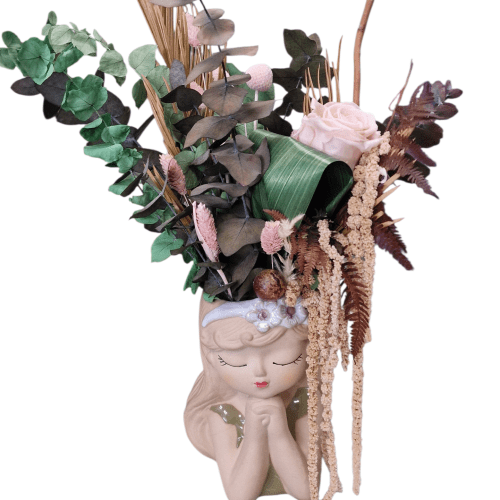 Niña con flor preservada